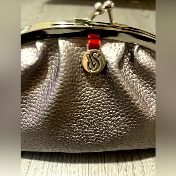 Victoria’s Secret Kisslock Elegant Silver Women's Coin or Cosmetic Pouch - Picture 7 of 8